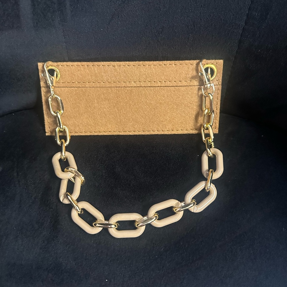 Wallet Insert with unbranded chain